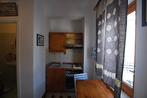 Tủ lạnh, bếp nấu, ấm điện, dụng cụ nấu nướng/bát dĩa/dao nĩa