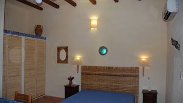 Villa, 1 Bedroom | 1 bilik tidur, peti besi dalam bilik, seterika/papan seterika