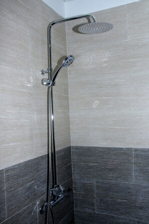 Shower, free toiletries, hair dryer, slippers - Phuc An Homestay (Da Nang)