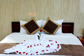 Desk, free WiFi, bed sheets - Phuc An Homestay (Da Nang)