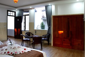 Desk, free WiFi, bed sheets - Phuc An Homestay (Da Nang)