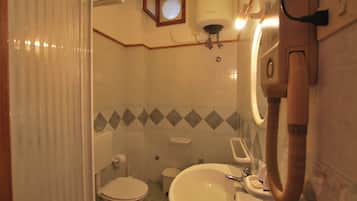 Apartamento, 1 habitación | Baño | Ducha y champú