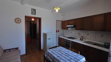 Apartamento, 1 quarto | Cozinha privada | Geladeira grande, cooktop, talheres/pratos/utensílios de cozinha