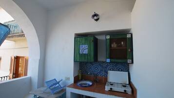 Apartamento, 1 quarto | Cozinha americana privada | Geladeira, cooktop, talheres/pratos/utensílios de cozinha