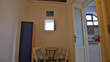 Apartamento, 1 quarto | Opções para refeição no quarto