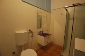 Studio | Badezimmer | Dusche, Regendusche, Shampoo