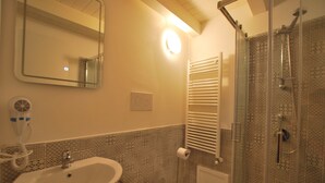 A bathroom with a sink, toilet, and shower. - Discesa Delle Capre (Palermo)