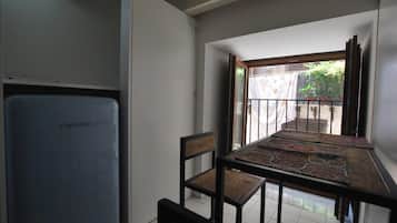 Apartamento, 1 quarto | Área de estar | TV de tela plana 24 polegadas com canais digitais, TV