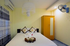 Double Room | Desk, blackout drapes, soundproofing, free WiFi - Plum Tree Homestay (Da Nang)