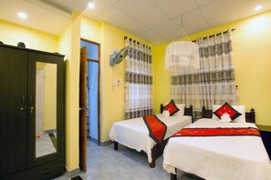 Twin Room | Desk, blackout curtains, soundproofing, free WiFi - Plum Tree Homestay (Da Nang)