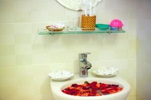 Bathroom sink - Plum Tree Homestay (Da Nang)
