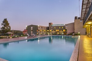 Una piscina al aire libre