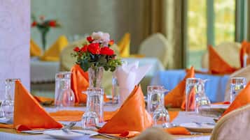 Phục vụ bữa sáng, bữa trưa và bữa tối