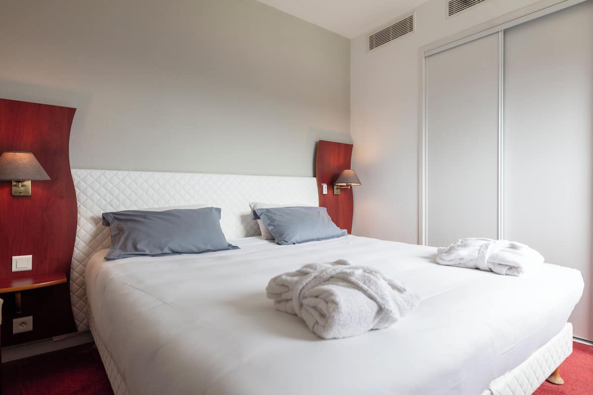 superior double room, 1 king bed, non smoking, private bathroom | 1 bedroom, premium bedding, pillow-top beds, in-room safe