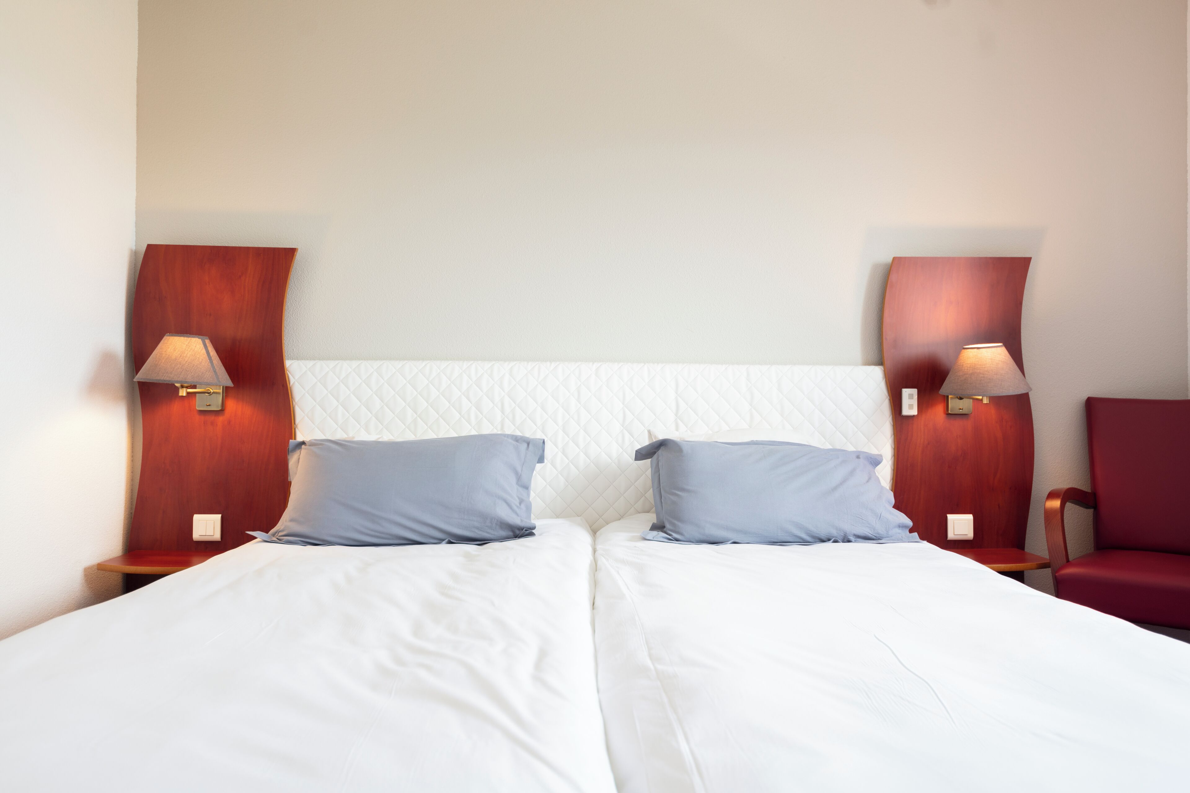 スタンダード ツインルーム シングルベッド 2 台 禁煙 専用バスルーム | 高級寝具、ピロートップベッド、セーフティボックス (室内)、デスク