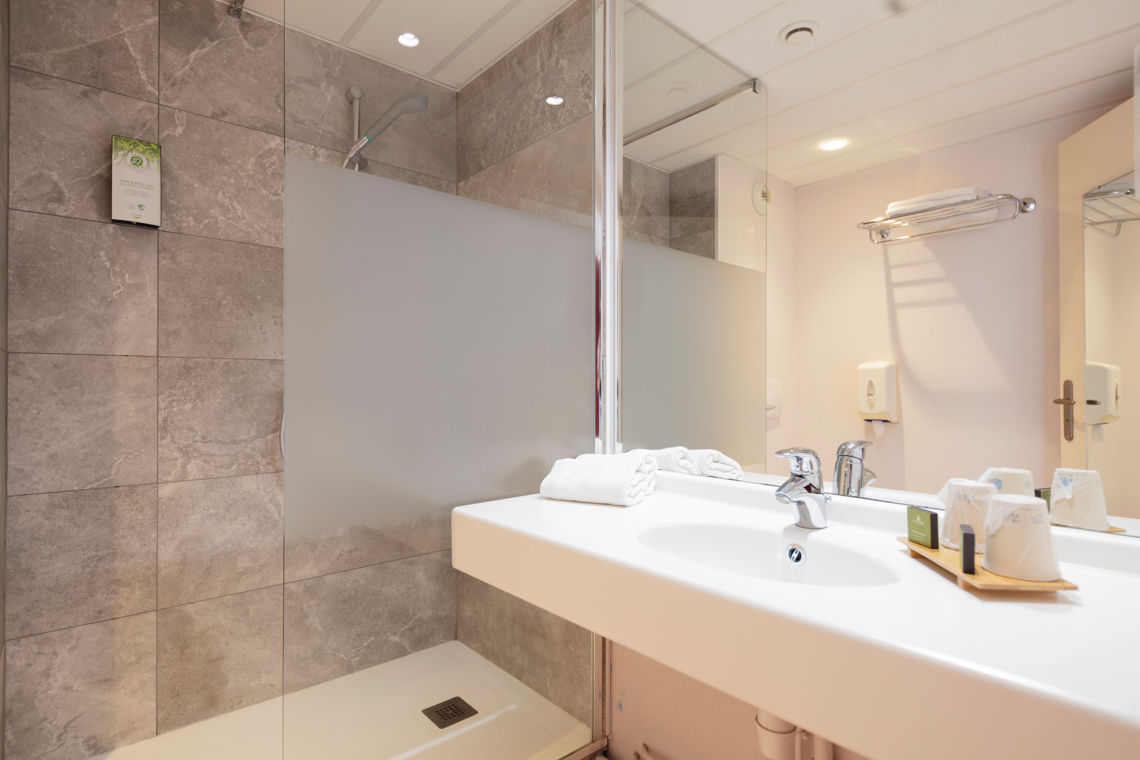 standard double room | bathroom | free toiletries, hair dryer, towels, soap