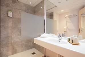 Standard-dobbeltværelse | Badeværelse | Gratis toiletartikler, hårtørrer, håndklæder, Sæbe