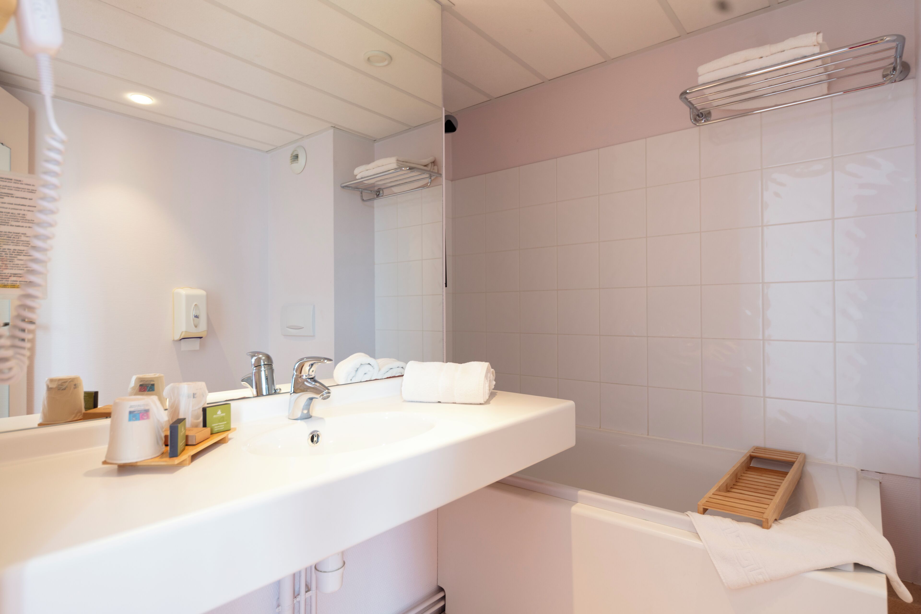 superior double room, 1 king bed, non smoking, private bathroom | bathroom | free toiletries, hair dryer, towels, soap