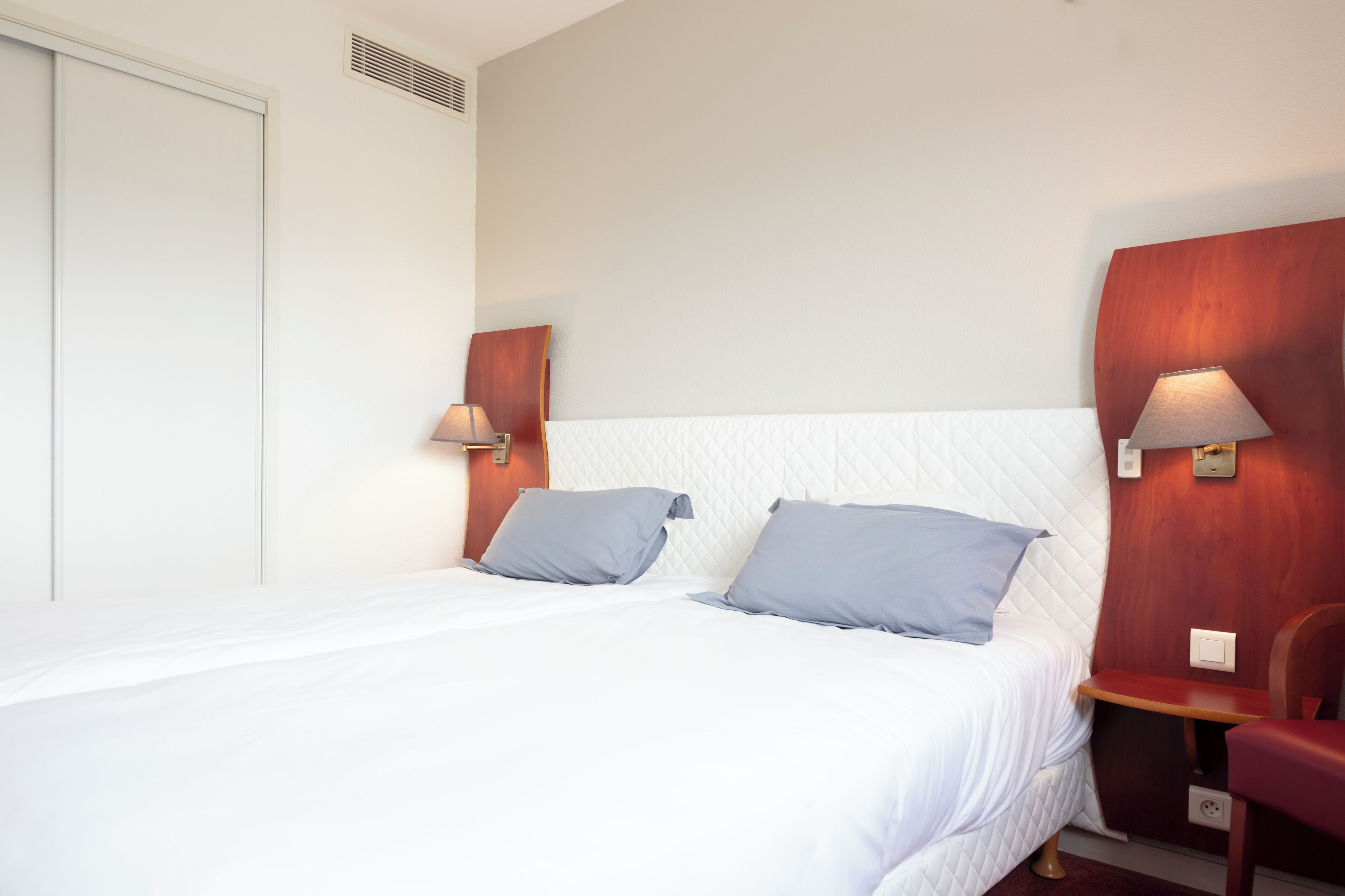 standard twin room, 2 single beds, non smoking, private bathroom | 1 bedroom, premium bedding, pillow-top beds, in-room safe