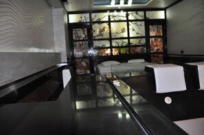 Habitación Deluxe con 1 cama doble o 2 individuales, 1 cama de matrimonio grande | Ropa de cama de alta calidad y decoración individual