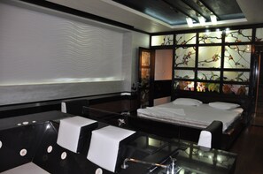 Habitación Deluxe con 1 cama doble o 2 individuales, 1 cama de matrimonio grande | Ropa de cama de alta calidad y decoración individual