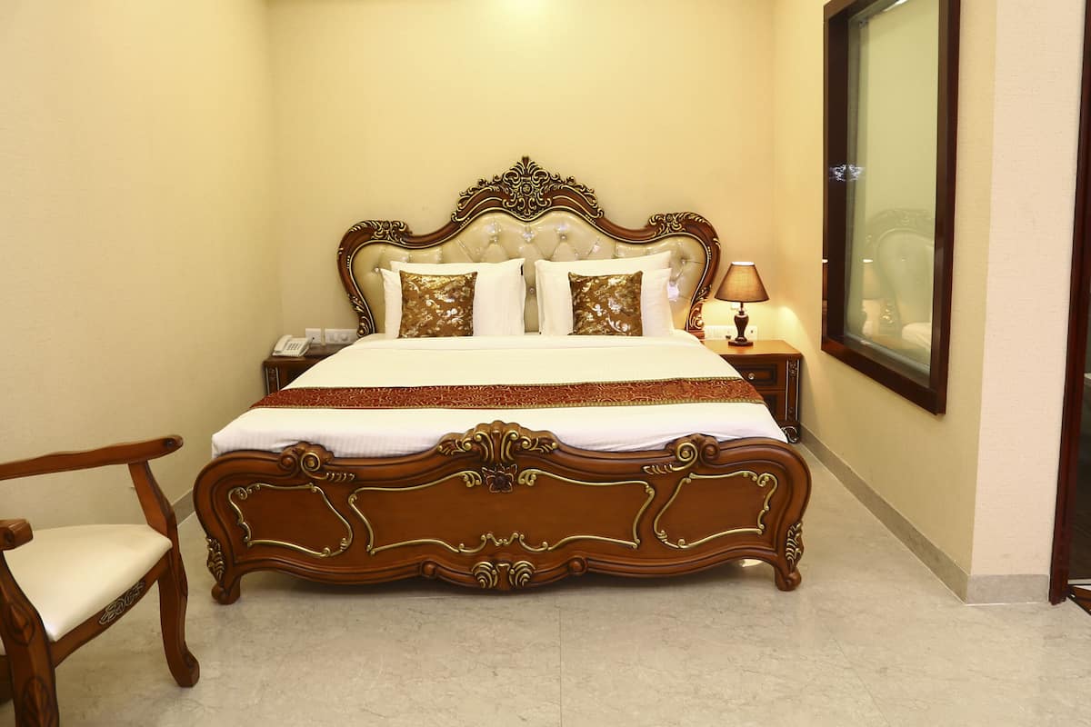 1 bedroom, Egyptian cotton sheets, premium bedding, down duvets