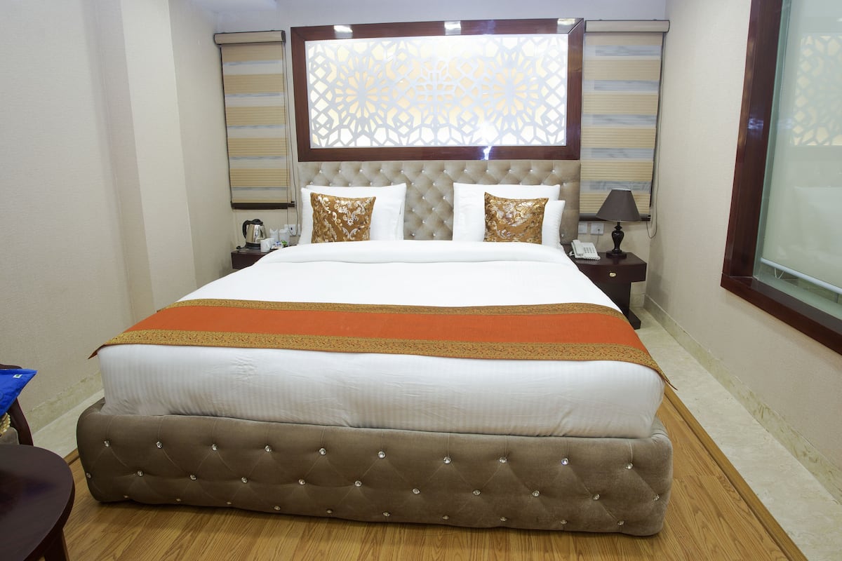 1 bedroom, Egyptian cotton sheets, premium bedding, down duvets