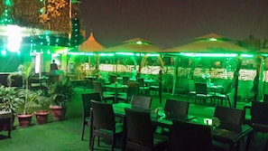 Outdoor dining - Hotel L'affaire (New Delhi)