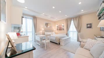 Studiolejlighed (Bohemian) | Pengeskab på værelset, individuelt design, individuel indretning