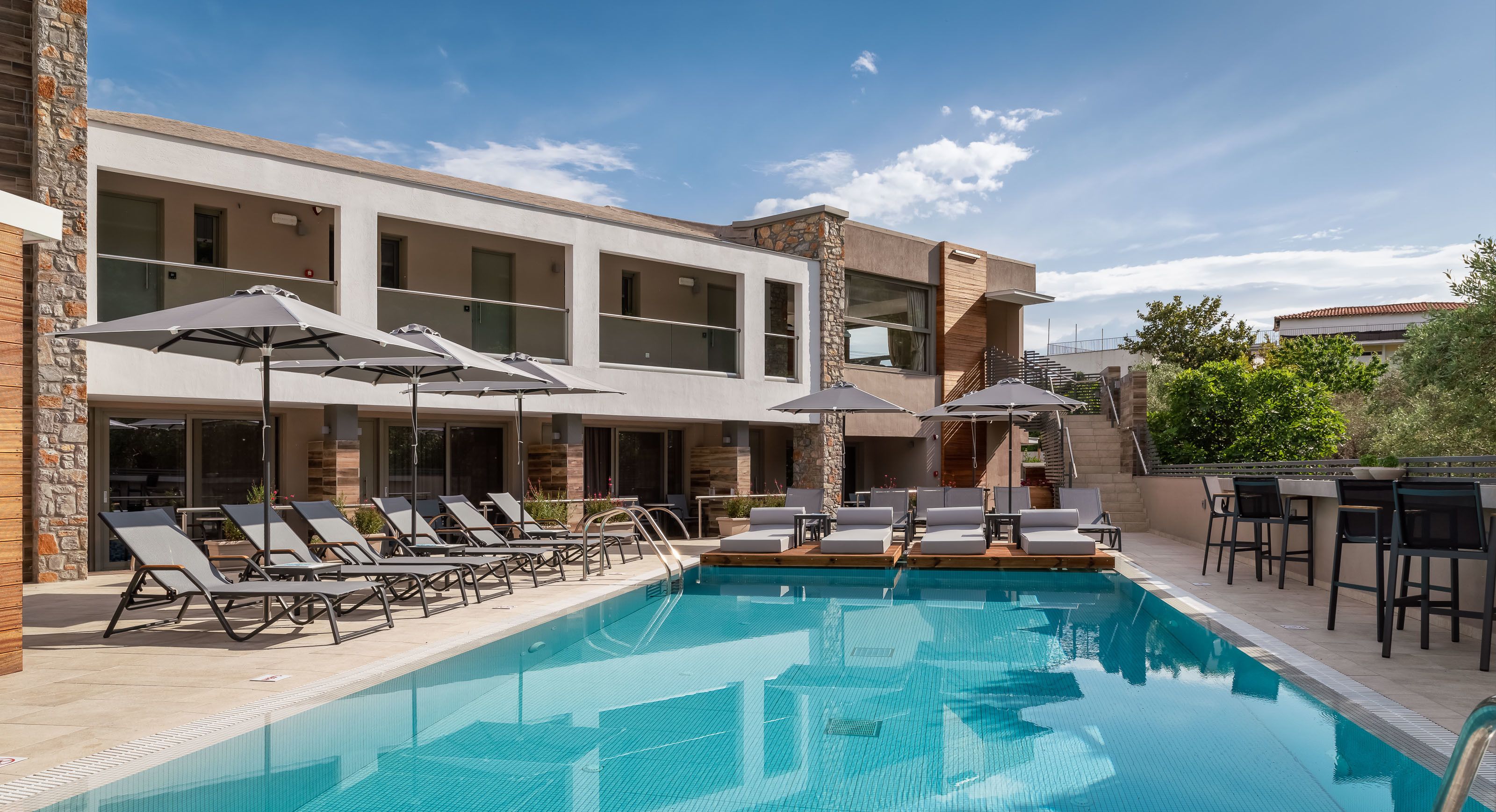 Piscine extérieure, parasols de plage, chaises longues