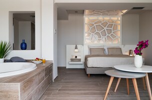 Deluxe Suite, Partial Sea View (Outdoor or Indoor Jacuzzi) | Room amenity