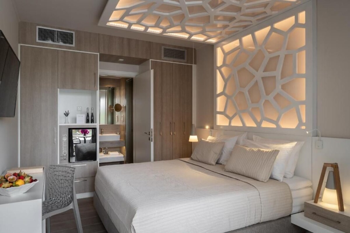 Minibar, coffres-forts dans les chambres, bureau, rideaux occultants