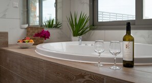 Suite Deluxe, vistas parciales al mar (Outdoor or Indoor Jacuzzi) | Servicio de la habitación