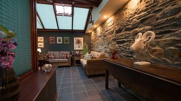 Luxury Cottage, 3 Bedrooms | Living area | Smart TV, Netflix