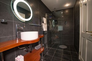 Luxury Cottage, 3 Bedrooms | Bathroom | Combined shower/tub, free toiletries, hair dryer, towels - Craigton Smiddy (Alexandria)