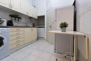 Microwave, oven, stovetop, dishwasher - Bairro Alto Classic by Homing (Lisbon)