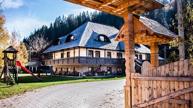 Il s’agit d’un bâtiment traditionnel en bois, doté de fondations en pierre, de nombreuses fenêtres et d’un balcon.