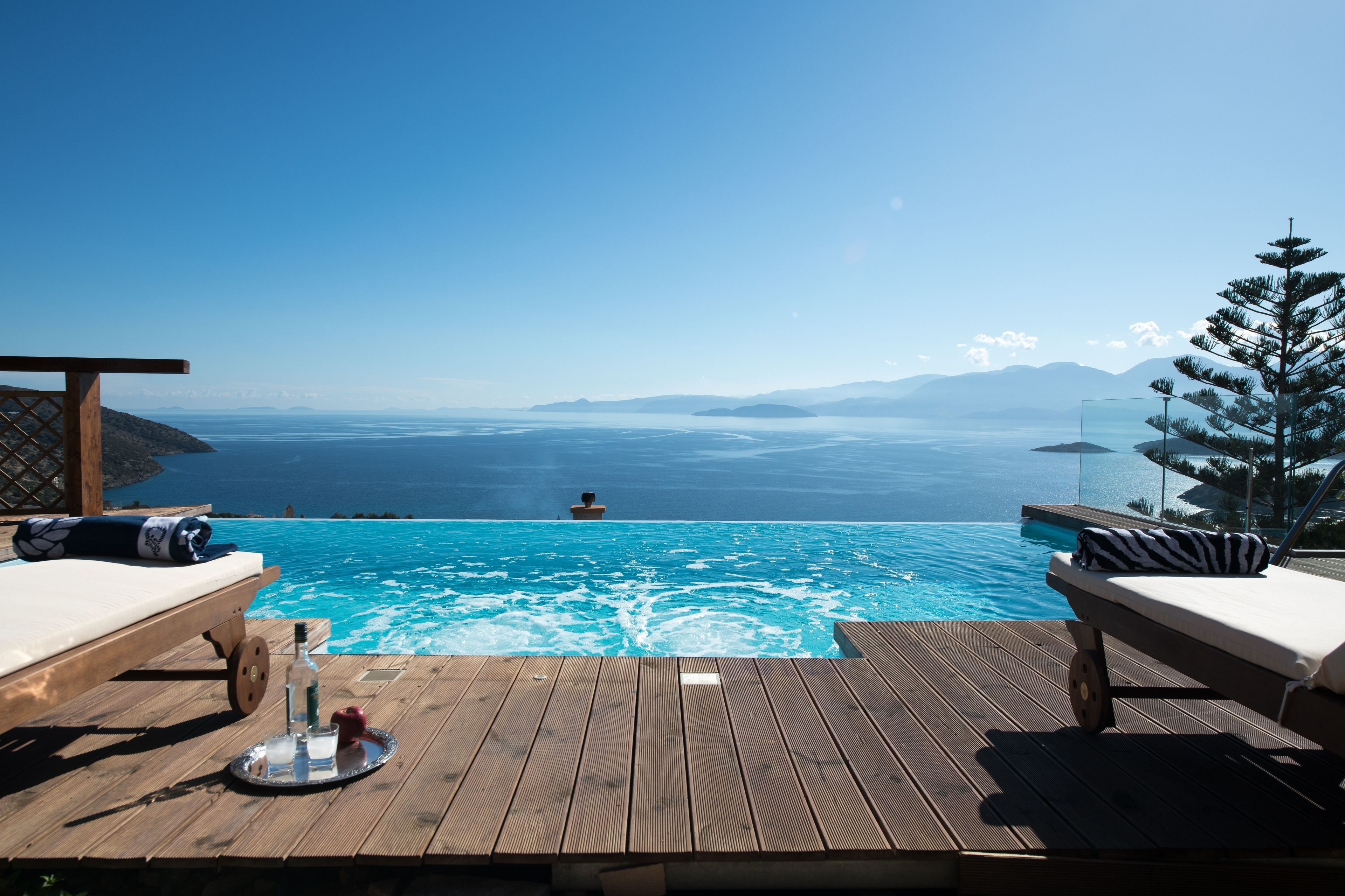 Een seizoensgebonden buitenzwembad, een infinity pool