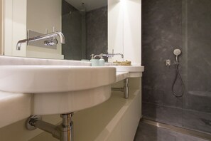 Apartment, 2 Bedrooms, 2 Bathrooms | Bathroom - Downtown Prestige by Homing (Lisbon)