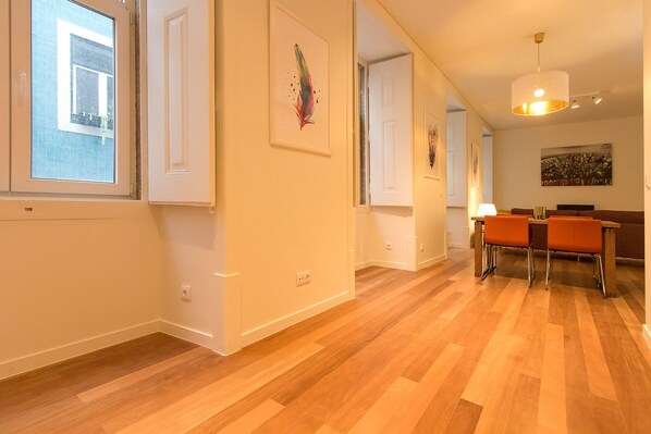 Appartamento, 2 camere da letto, 2 bagni | Area soggiorno | TV a schermo piatto