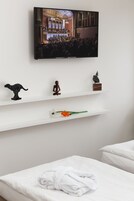 Ropa de cama de alta calidad y caja de seguridad en la habitación 