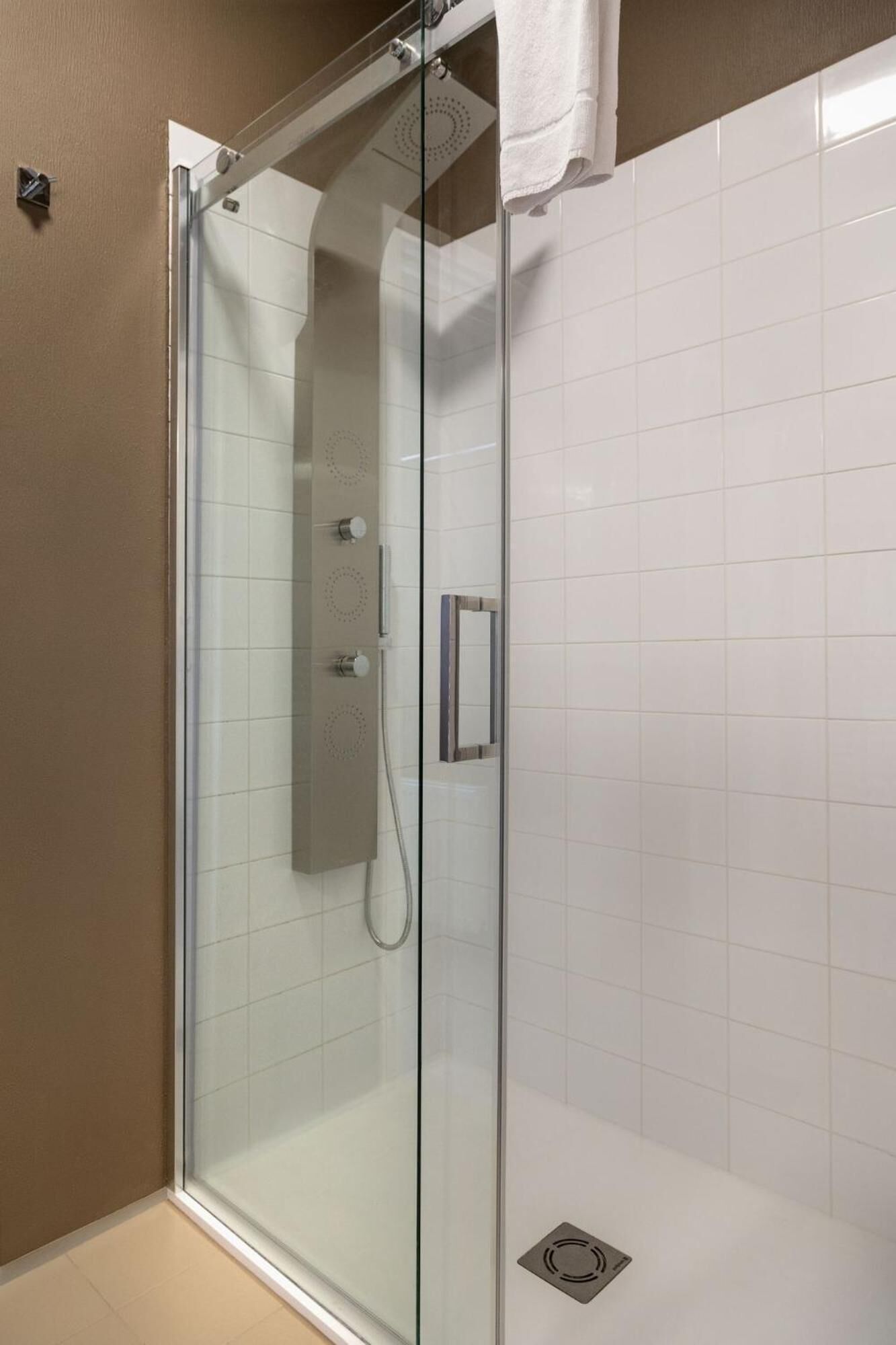 shower, hydromassage showerhead, free toiletries, hair dryer