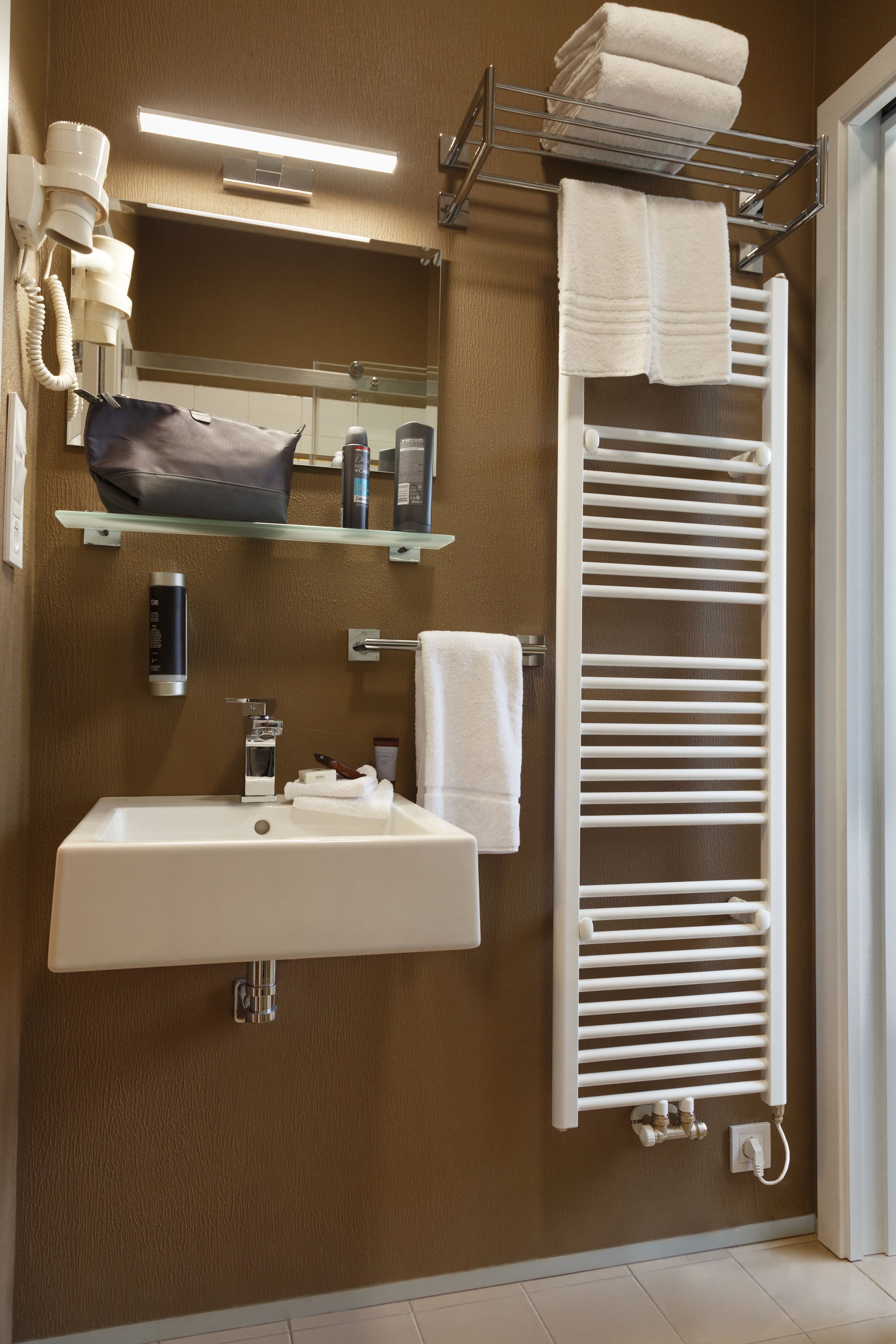 shower, hydromassage showerhead, free toiletries, hair dryer