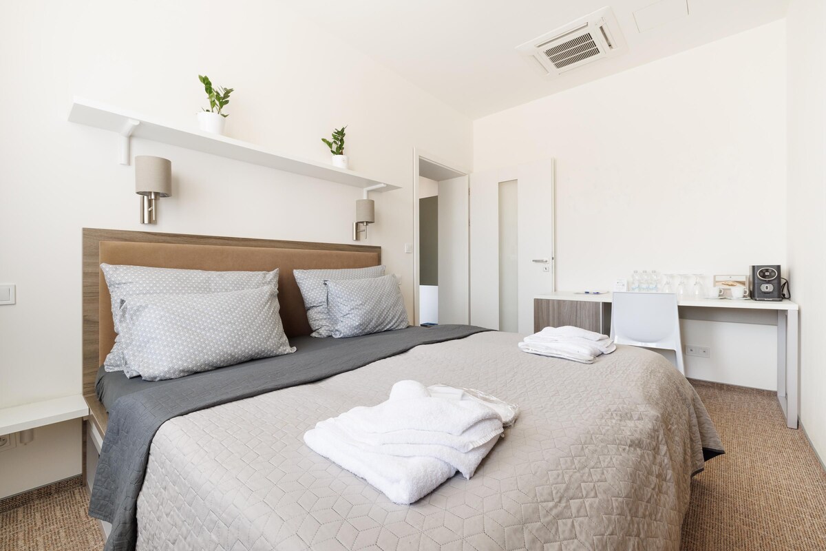 Ropa de cama de alta calidad y caja de seguridad en la habitación 