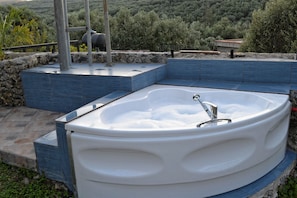 Bathtub spa outdoor