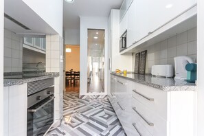 Großer Kühlschrank, Mikrowelle, Ofen, Herdplatte