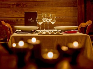 Der serveres frokost, aftensmad og franske retter