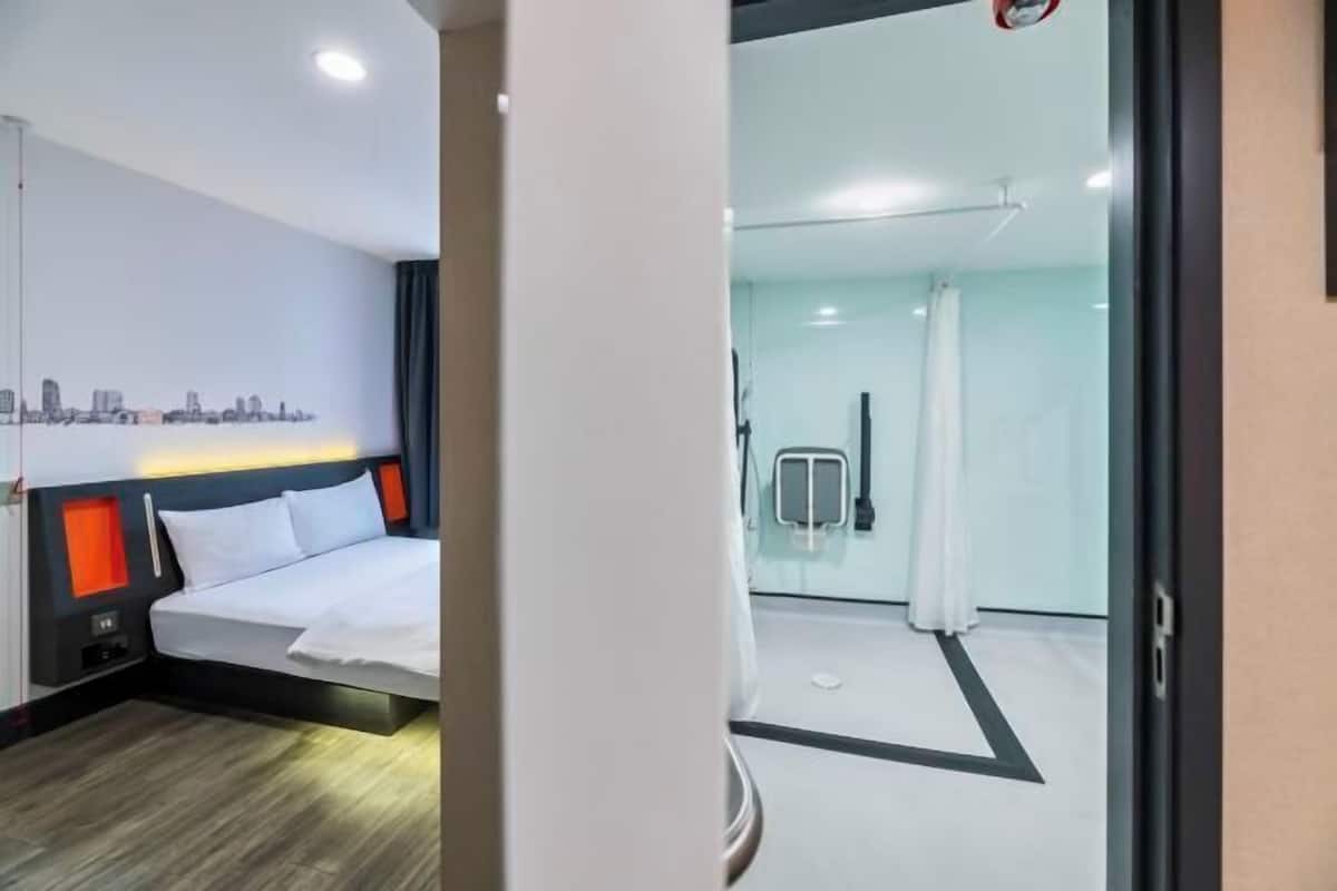 Iron/ironing board, free WiFi, bed sheets