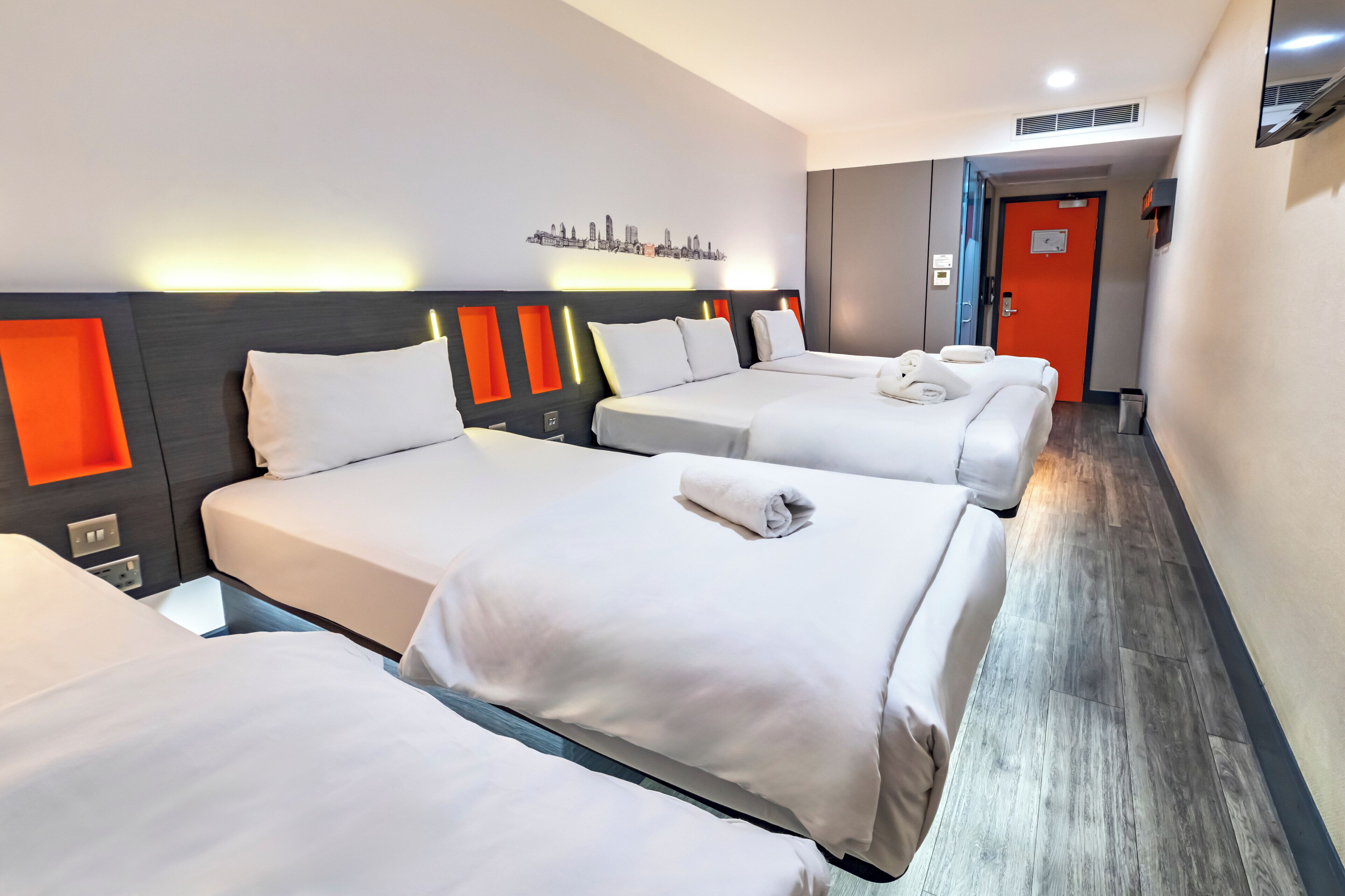 Family Quintuple Room Without Window | Iron/ironing board, free WiFi, bed sheets