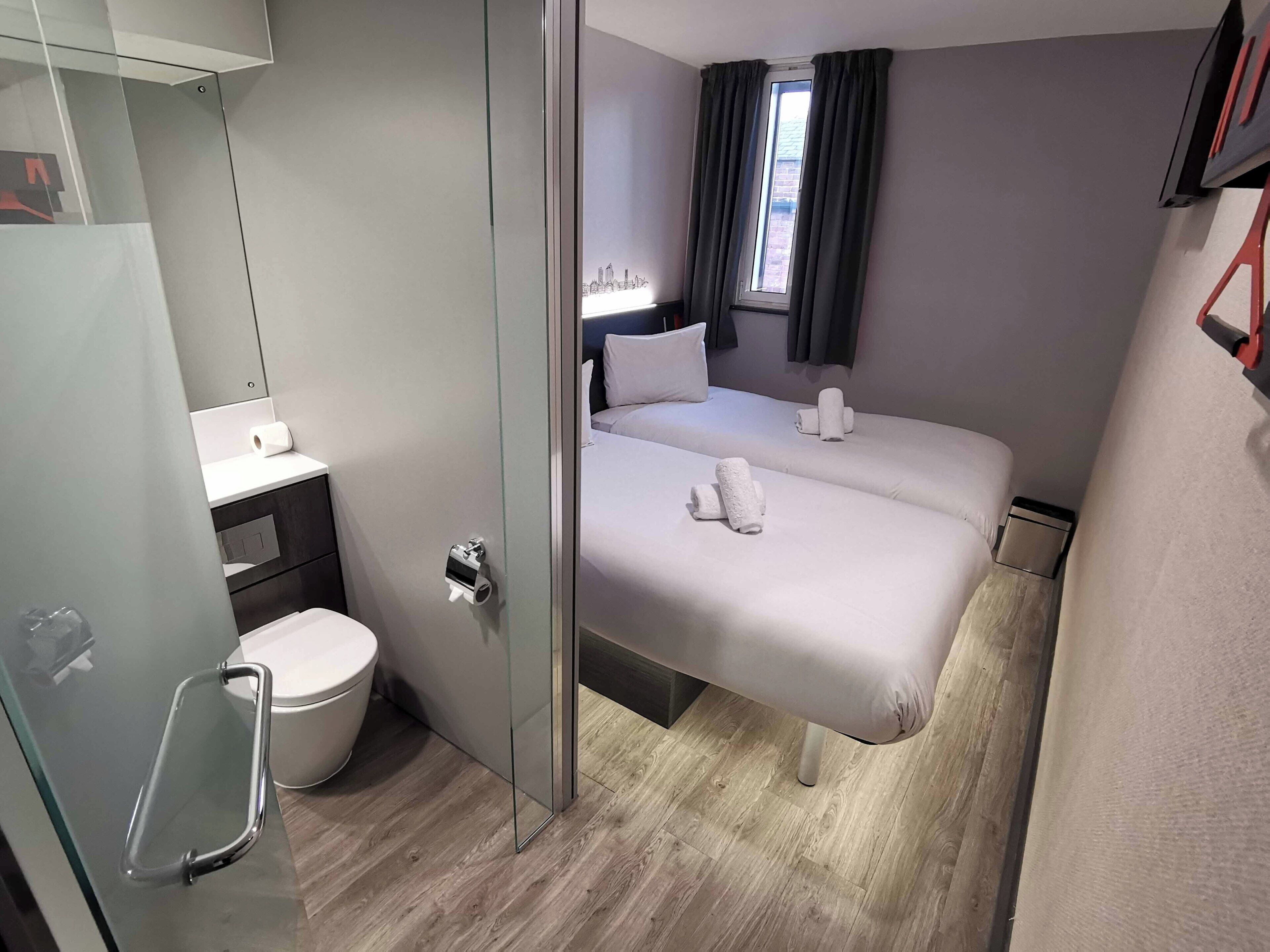 Standard Twin Room with Window | أسرّة بإسفنج يتكيف مع شكل الجسم وتجهيزات عازلة للصوت ومكواة/لوح كي
